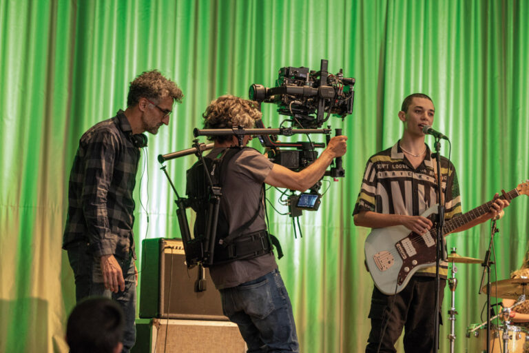 Ibon Cormenzana (izquierda) atento a la cámara durante la grabación de una secuencia.