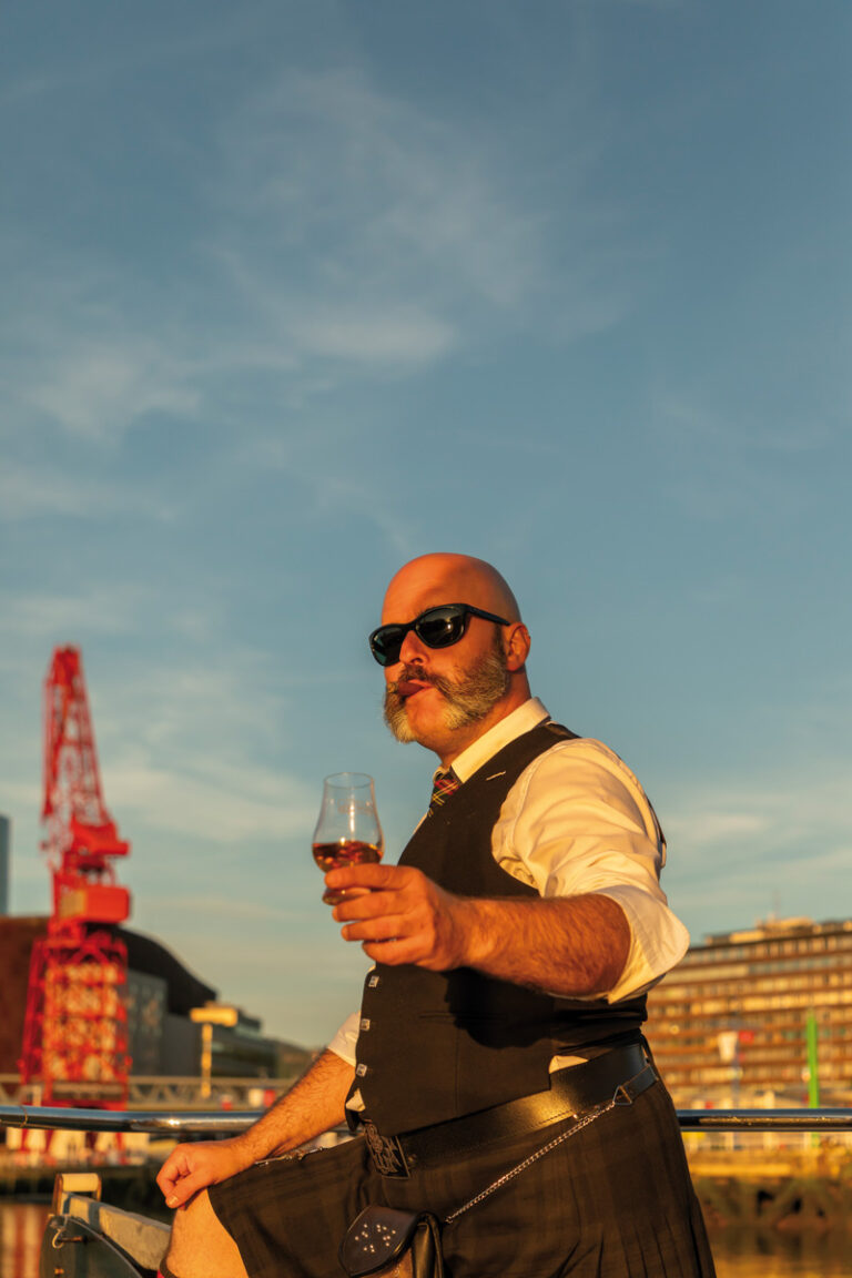 Manu Iturregi brindando por Bilbao Whisky Topaketa a bordo del L