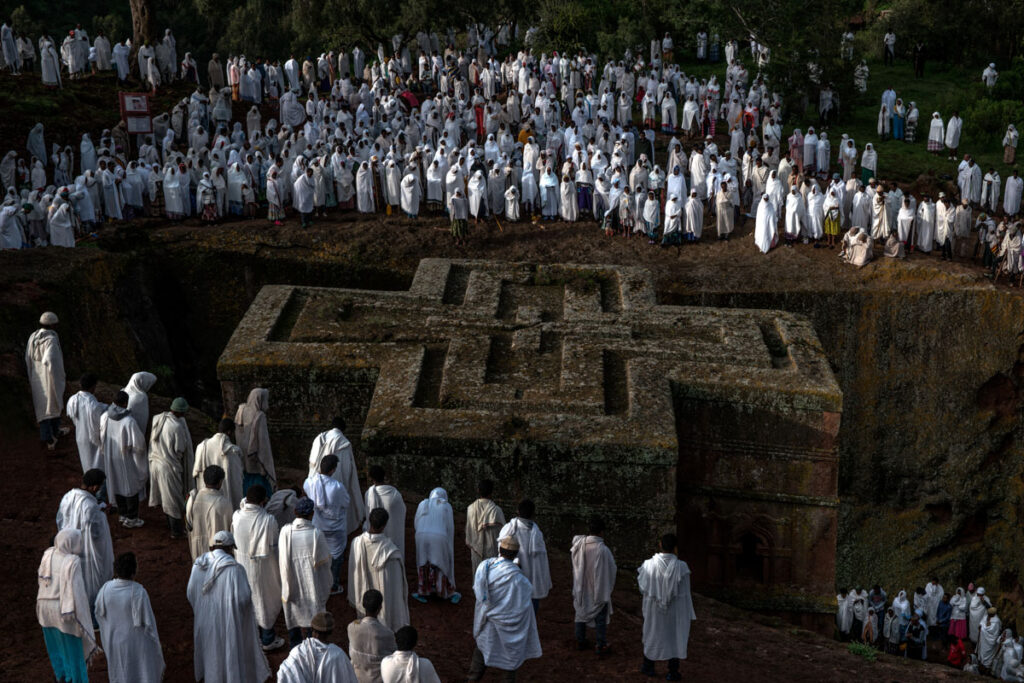 Iglesia subterránea, es decir, excavada en la roca, característica de los templos de la iglesia copta que el último Negus denominó la Iglesia del Estado de Tawahedo. La referencia en lengua ge'ez significa “El ser que se convirtió en Uno”.