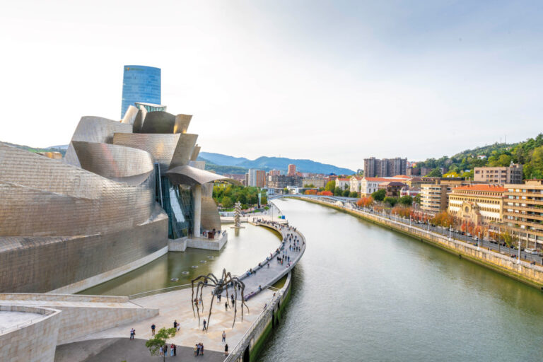 Exterior del Museo Guggenheim Bilbao. © FMGB Guggenheim Bilbao Museoa, Bilbao 2024. Foto: Erika Ede