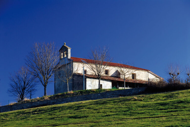 Ermita de Etxaurren o de la Virgen del Nogal.