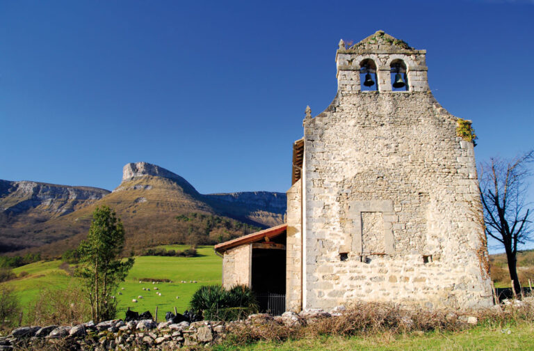 Iglesia de Madaria, bajo la peña Ungino.