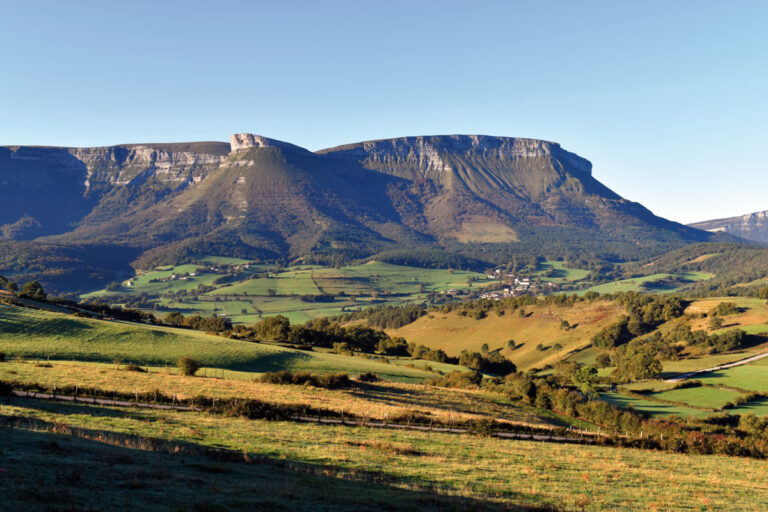 Madaria y Salmantón bajo la Sierra Salvada.